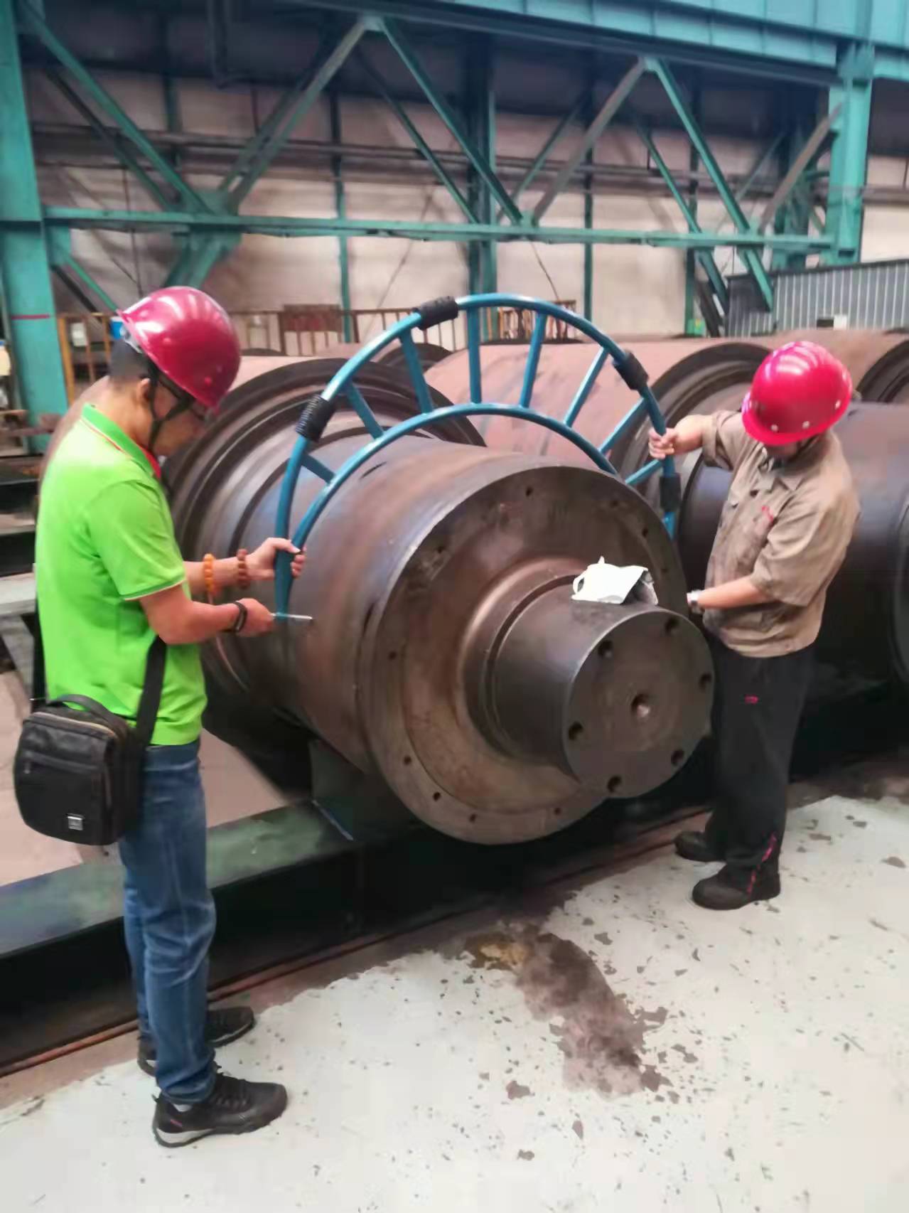淺談四輥軋機(jī)工作輥軸承的檢查與調(diào)整